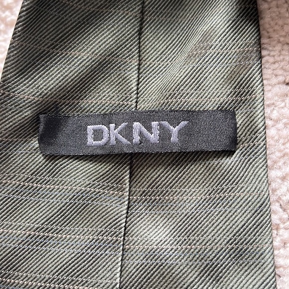DKNY Green Subtle Stripe Silk Tie - Picture 3 of 3